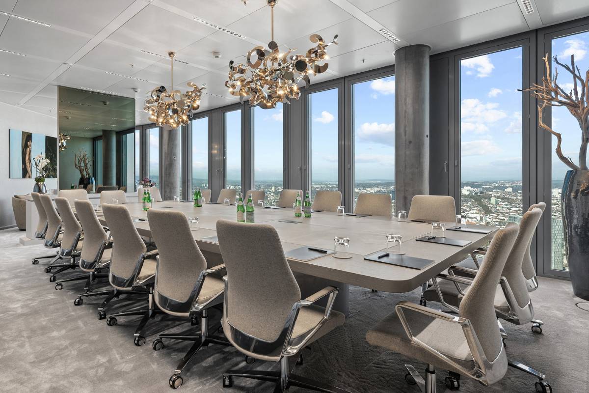 Besprechungsraum mit Konferenztisch und Fensterfront im FOUR – Tower 1