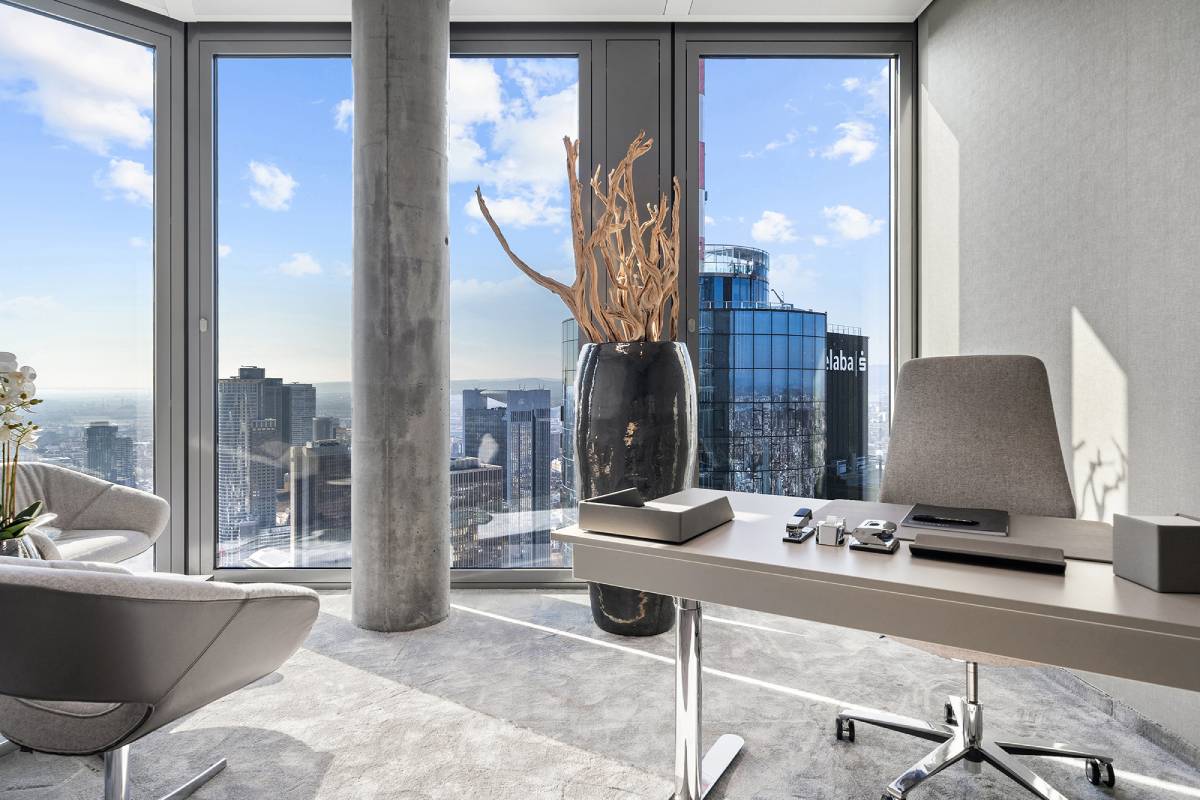 Büroraum im FOUR – Tower 1 mit Blick über die Frankfurter Skyline