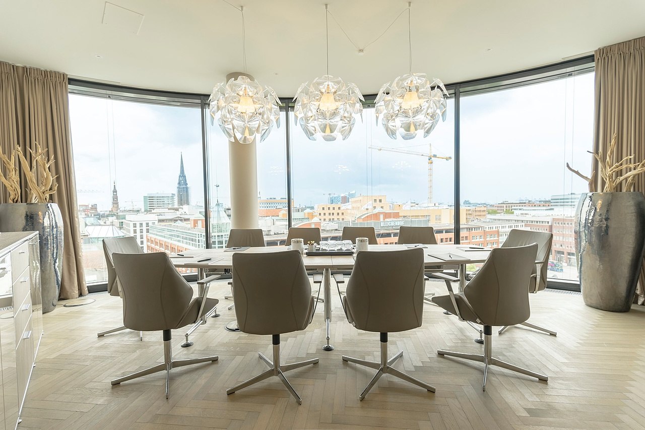 Besprechungsraum mit Konferenztisch und großen Fenstern an den Hohen Bleichen 8 in Hamburg