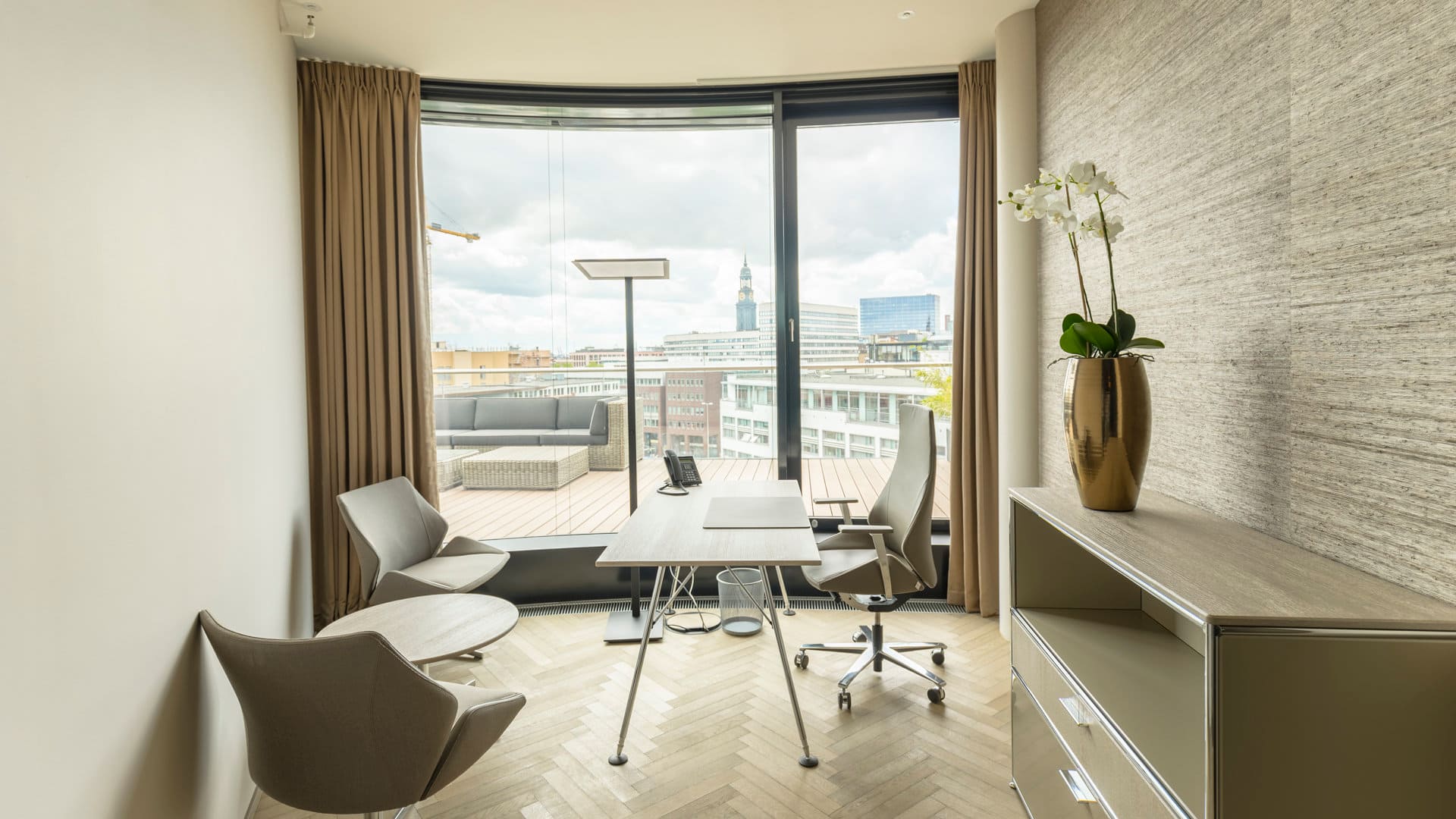 Heller Büroraum mit Fensterfront und Schreibtischen am Standort Hohe Bleichen 8