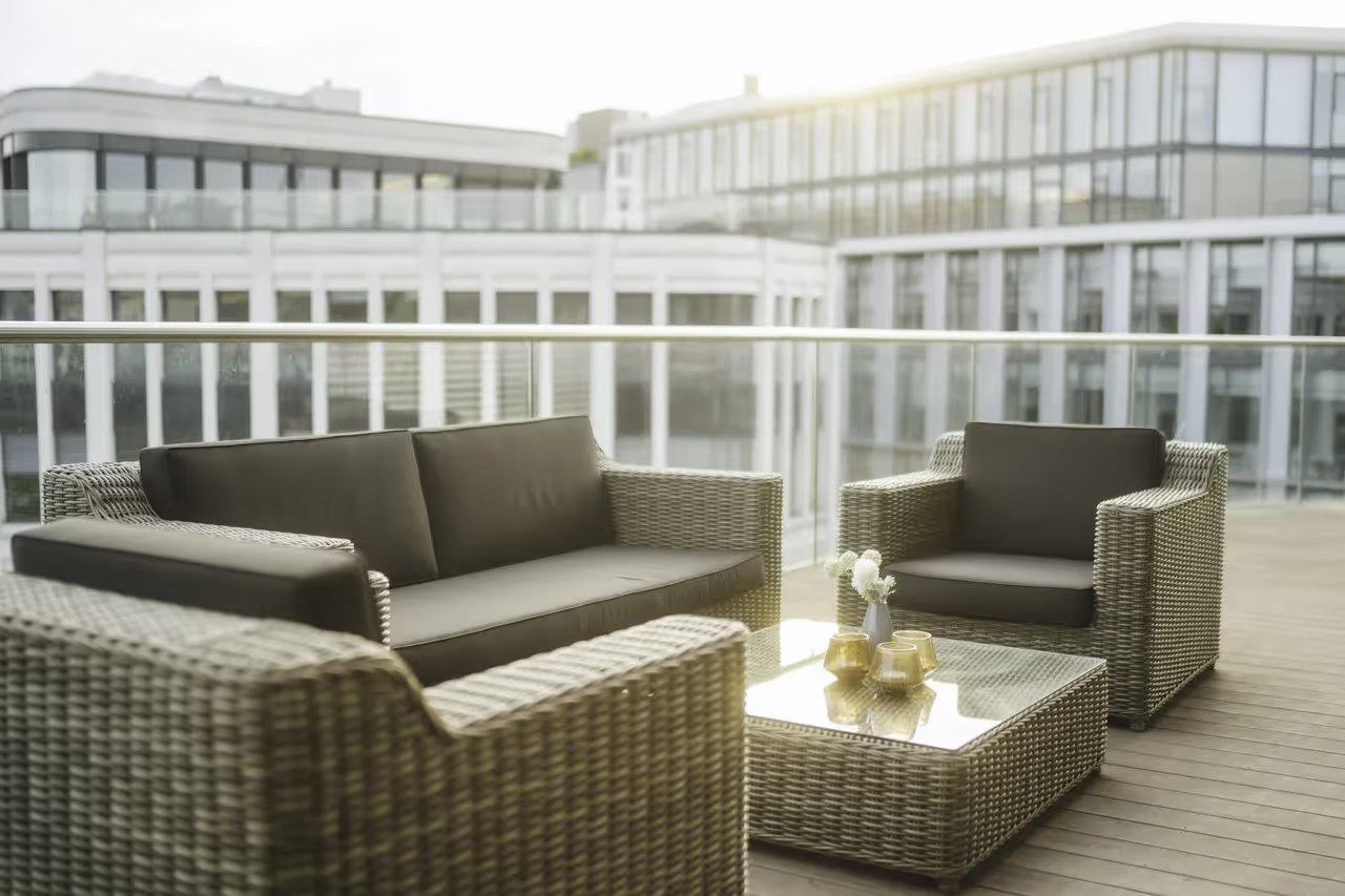 Dachterrasse an den Hohen Bleichen 8 mit Sitzgruppe und Blick auf die Hamburger Bürogebäude