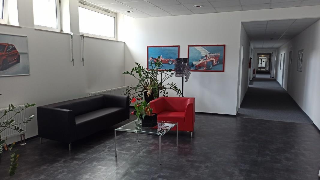 Empfangs- und Wartebereich mit Sitzgruppe im Gebäude Salzstraße 185/1 in Heilbronn