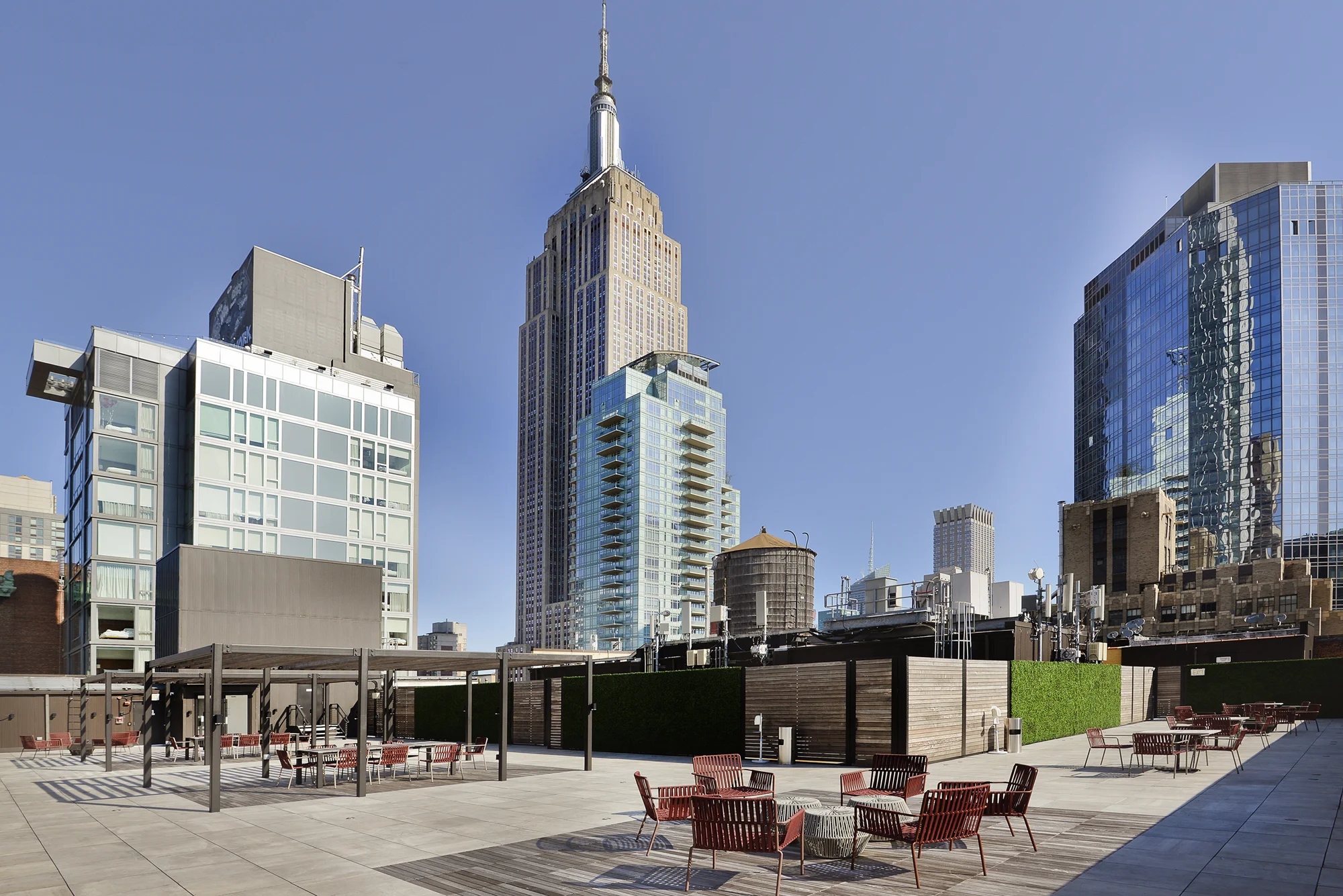 Dachterrasse des Gebäudes 136 Madison Avenue mit Blick auf das Empire State Building