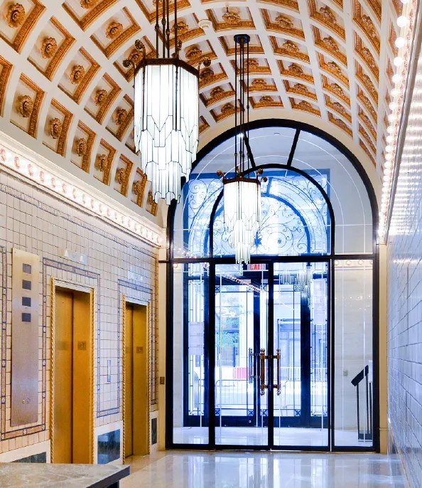 Historische Lobby im Standortgebäude 136 Madison Avenue mit verzierter Decke und Leuchtern